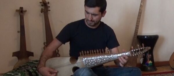 Таджикский рубабист готовится к концерту в США Таджикский рубабист готовится к концерту в США - Sputnik Таджикистан