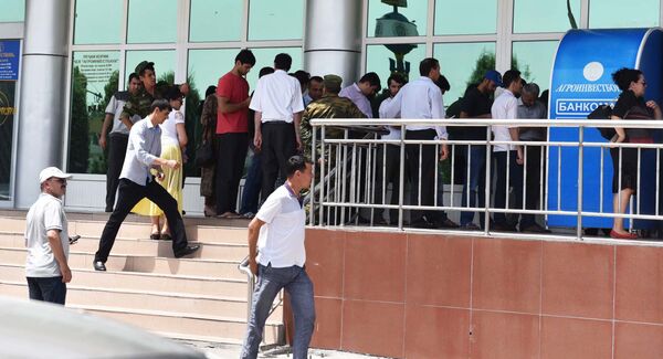 Люди стоят в очередях в банкоматам Анроинвестбанка. Архивное фото Люди стоят в очередях в банкоматам Анроинвестбанка. Архивное фото - Sputnik Таджикистан