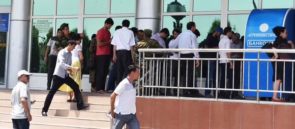 Люди стоят в очередях в банкоматам Анроинвестбанка. Архивное фото Люди стоят в очередях в банкоматам Анроинвестбанка. Архивное фото - Sputnik Тоҷикистон