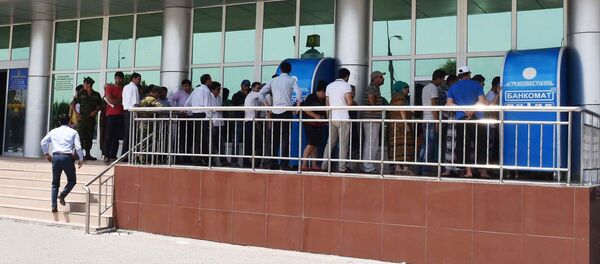 Люди стоят в очередях в банкоматам Анроинвестбанка Люди стоят в очередях в банкоматам Анроинвестбанка - Sputnik Таджикистан
