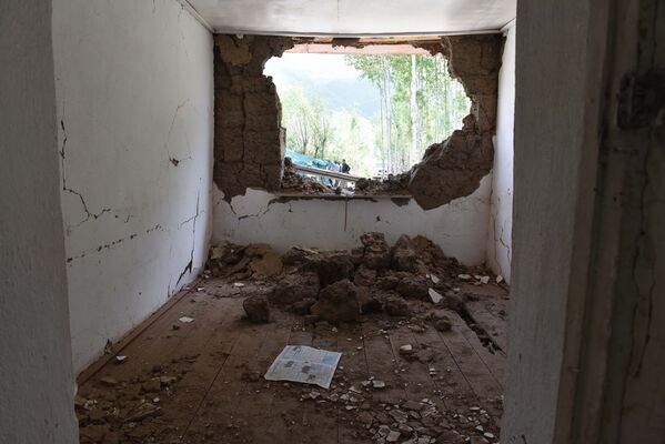 Кадры разрушенных домов после землетрясения в Раштском районе - Sputnik Таджикистан