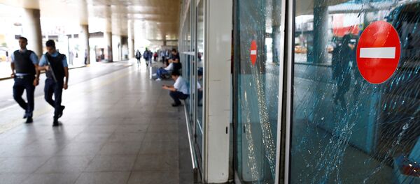 Сотрудники турецкой полиции в аэропорту Стамбула Сотрудники турецкой полиции в аэропорту Стамбула - Sputnik Таджикистан