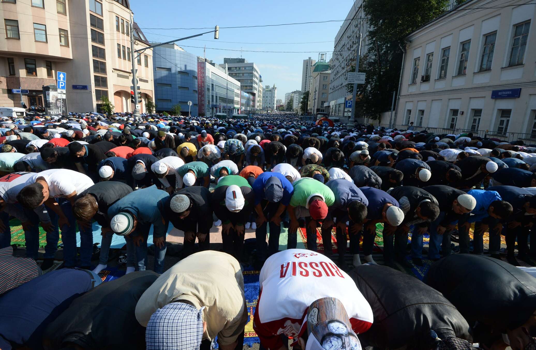 Мой намаз москва. Массовый намаз в Москве. Мусульмане молятся в Москве. Мусульмане в Москве молятся на улице.