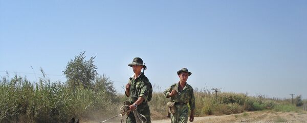 Таджикские пограничники на таджикско-афганской границе. Архивное фото - Sputnik Тоҷикистон