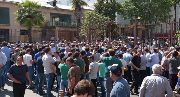 Митингующие штурмуют здание МВД в Абхазии Митингующие штурмуют здание МВД в Абхазии - Sputnik Таджикистан