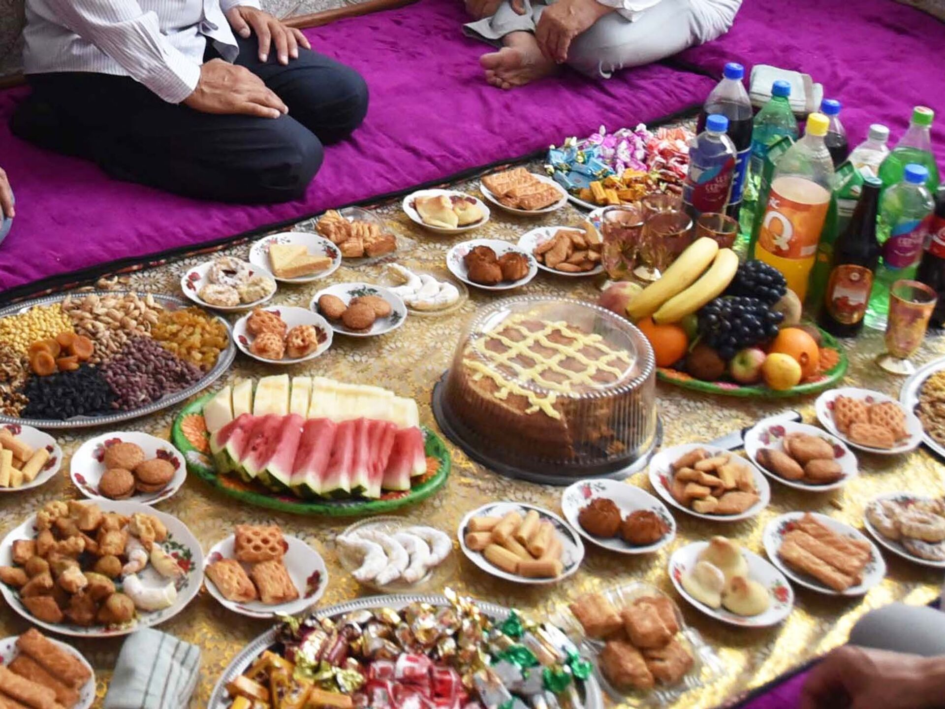 Что можно раздавать на уразу. Праздничный дастархан Курбан байрам. Дастархан Таджикистане традиции. Праздничный стол на Ураза байрам. ИД Курбан Таджикистан дастархан.