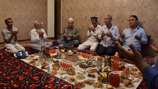 Священный праздник Ид аль-Фитр: как в Душанбе отметили Иди Рамазон - Sputnik Тоҷикистон