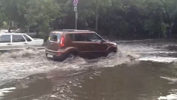 Потоп в Москве:  прохожие выталкивали машины из водного плена - Sputnik Таджикистан