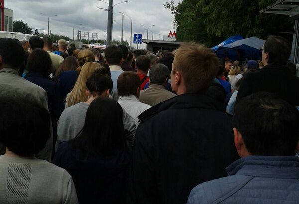 Толпа людей возле входа на станцию метро Текстильщики - Sputnik Таджикистан