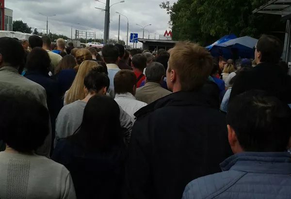 Мардум дар назди истгоҳи метрои Текстилшики. Акс аз бойгонӣ - Sputnik Тоҷикистон