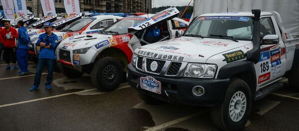 Автомобили во время технической проверки перед стартом ралли Шелковый путь на территории спорткомплекса Лужники в Москве. Автомобили во время технической проверки перед стартом ралли Шелковый путь на территории спорткомплекса Лужники в Москве. - Sputnik Таджикистан