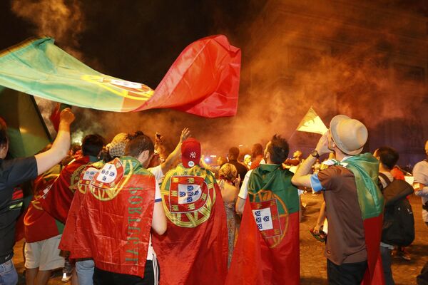 Болельщики сборной Португалии после финала Чемпионата Европы - Sputnik Таджикистан
