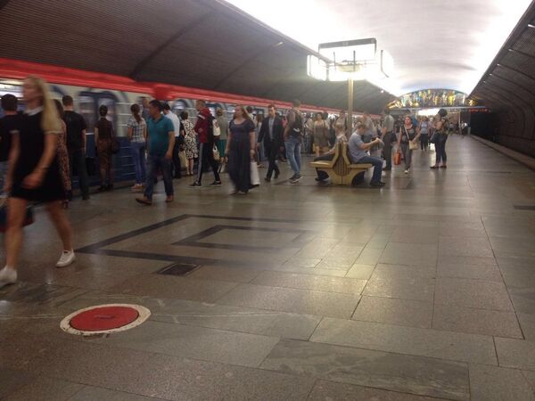 На красной ветке московского метро произошел сбой На красной ветке московского метро произошел сбой - Sputnik Таджикистан
