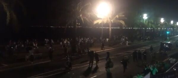 Первые минуты после теракта в Ницце. Съемка очевидцев - Sputnik Таджикистан