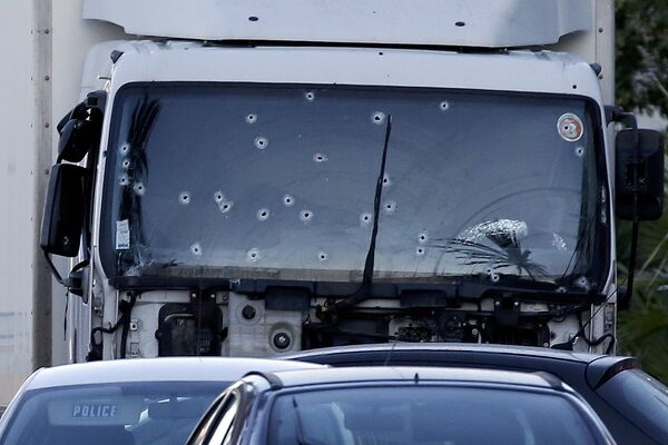 Автомобиль террориста, по которому стреляли полицейские - Sputnik Таджикистан