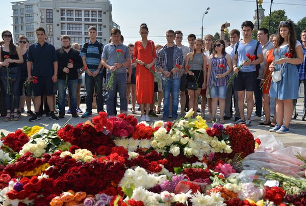 Цветы в память о погибших в Ницце у посольства Франции - Sputnik Таджикистан