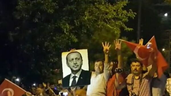 Жители Стамбула вышли с портретом Эрдогана на акцию против военного переворота - Sputnik Таджикистан