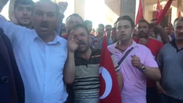 Толпа возле здания парламента Турции требует казнить мятежников - Sputnik Таджикистан