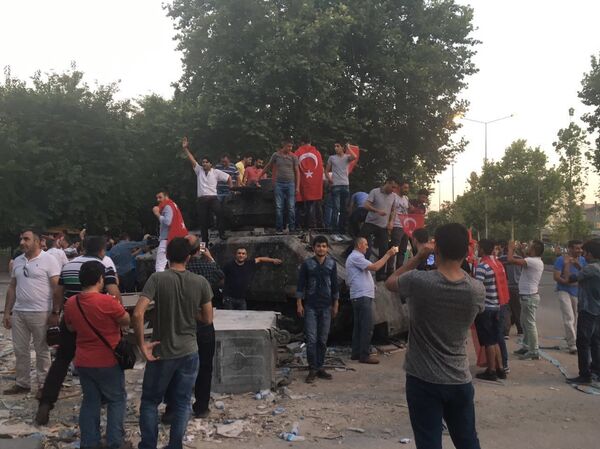 Защитники Эрдогана на подбитом БТР - Sputnik Таджикистан
