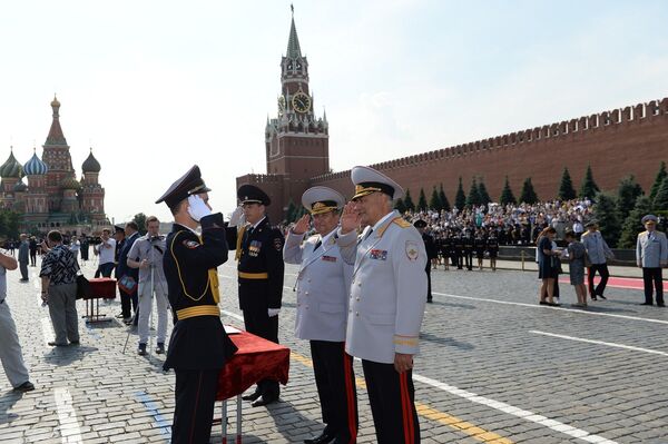 Министр МВД РФ Колокольцев вручает дипломы на Красной площади - Sputnik Таджикистан