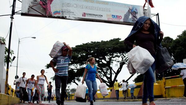 Жители Венесуэлы закупаются всем необходимым в Колумбии пока открыта граница - Sputnik Таджикистан