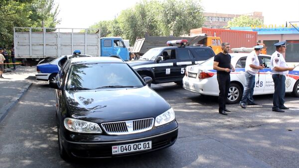 Вооруженные люди захватили здание полиции в Ереване. Съемка с места ЧП - Sputnik Таджикистан