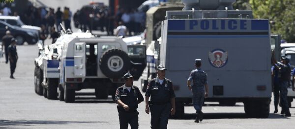 Ғасби бинои мақомоти пулис дар Ереван. Акс аз бойгонӣ - Sputnik Тоҷикистон