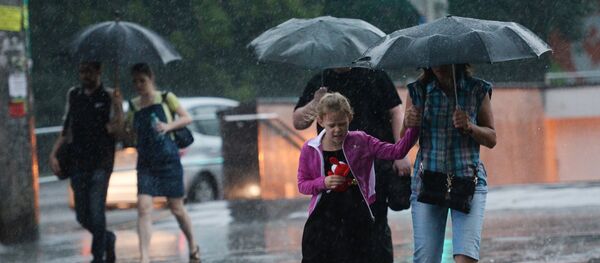 Сильный дождь в Москве - Sputnik Тоҷикистон