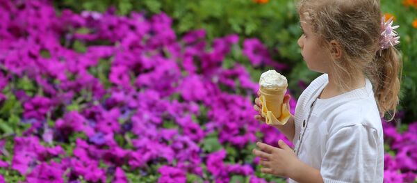 Девочка ест мороженое, архивное фото - Sputnik Таджикистан