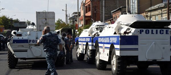 Захват полицейского участка в Ереване Захват полицейского участка в Ереване - Sputnik Таджикистан