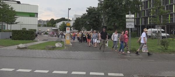 Люди бегут из торгового комплекса в Мюнхене, где неизвестные открыли стрельбу Люди бегут из торгового комплекса в Мюнхене, где неизвестные открыли стрельбу - Sputnik Таджикистан