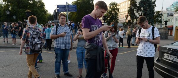 Игроки в Pokemon Go в Ильинском сквере в Москве Игроки в Pokemon Go в Ильинском сквере в Москве - Sputnik Таджикистан