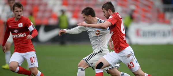 Игроки Спартака Владислав Пантелеев (слева) и Шамсиддин Шанбиев (справа), архивное фото - Sputnik Таджикистан