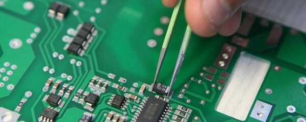 Работа с микросхемой. Архивное фото - Sputnik Таджикистан