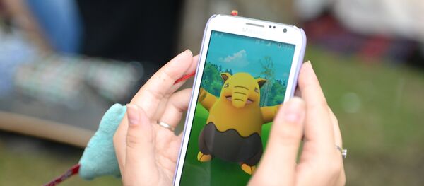 Игроки в Pokemon Go в Ильинском сквере в Москве. Архивное фото - Sputnik Таджикистан