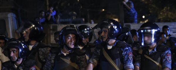 Полиция стянула дополнительные силы к захваченному зданию ППС в Ереване - Sputnik Таджикистан