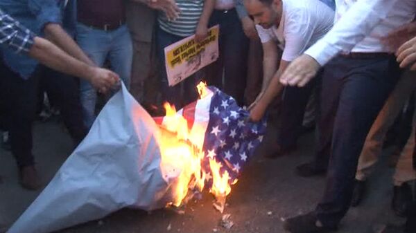 Протестующие сожгли флаг США перед военной базой НАТО в Турции - Sputnik Таджикистан