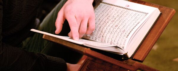 Во время службы в мечети. Архивное фото - Sputnik Тоҷикистон