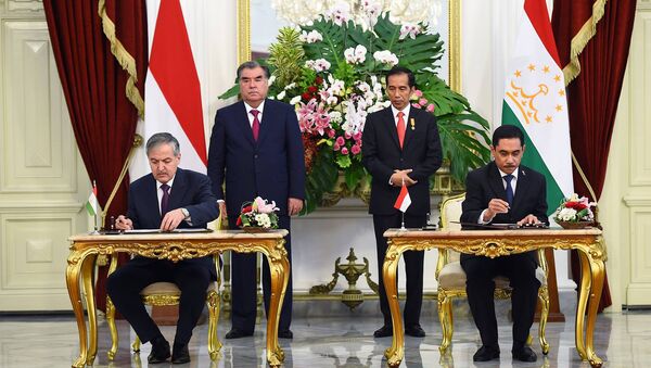 Президент Таджикистана Эмомали Рахмон, президент Индонезии Джоко Видодо и министры иностранных дел обеих стран на подписании совместных документов. - Sputnik Таджикистан