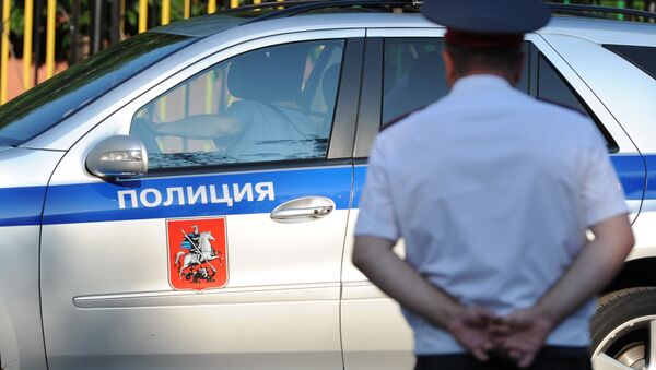 Полицейский автомобиль и сотрудник полиции. Архивное фото - Sputnik Таджикистан