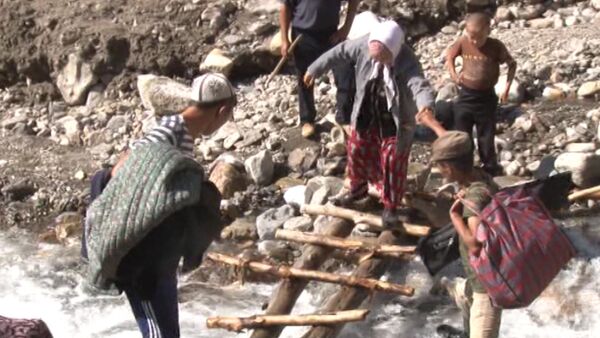 Отрезанные от мира — в селе Зардалы жители вброд переходят горную реку - Sputnik Таджикистан