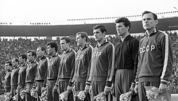 Сборная команда СССР по футболу 1965 года. Архивное фото - Sputnik Таджикистан