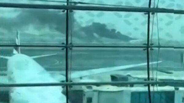 Снимок на горящий самолет в аэропорту Дубаи - Sputnik Таджикистан