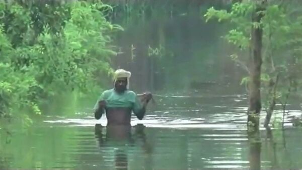 По пояс в воде и на самодельных плотах - последствия наводнения в Индии - Sputnik Таджикистан