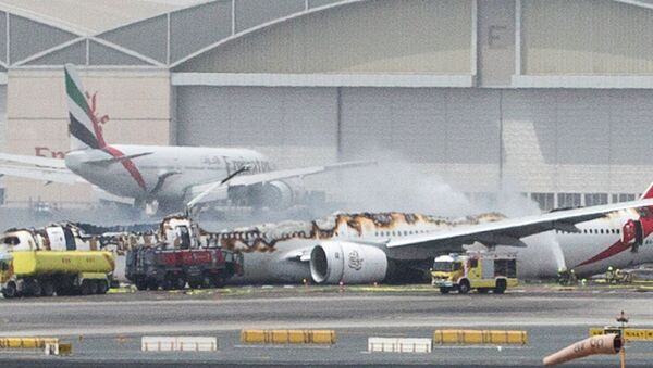 Сгоревший самолет в аэропорту Дубаи - Sputnik Таджикистан