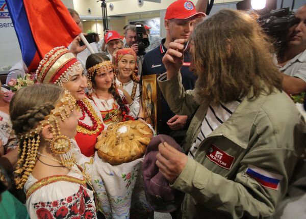 Встреча Федора Конюхова после рекордного перелета на воздушном шаре вокруг земли Встреча Федора Конюхова после рекордного перелета на воздушном шаре вокруг земли - Sputnik Таджикистан