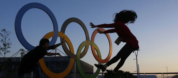 Китайские журналисты на фоне олимпийских колец в Рио-Де-Жанейро - Sputnik Таджикистан