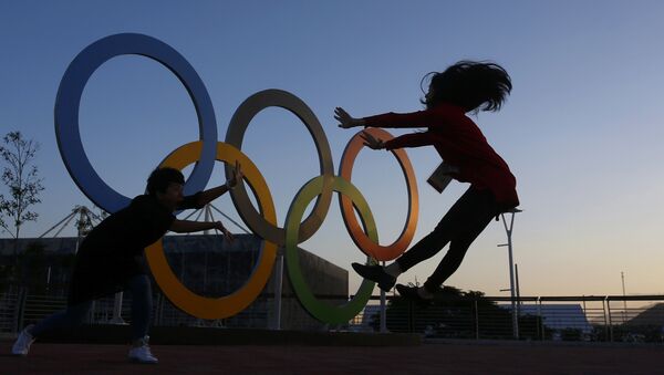 Китайские журналисты на фоне олимпийских колец в Рио-Де-Жанейро - Sputnik Таджикистан