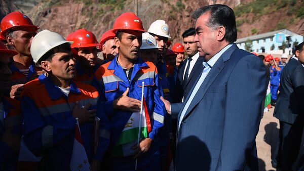 Рахмон проконтролировал ход строительства Рогунской ГЭС - Sputnik Таджикистан