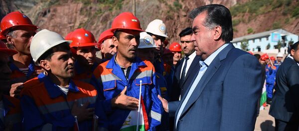 Боздиди Эмомали Раҳмон аз рафти корҳои сохтмонӣ дар Роғун Боздиди Эмомали Раҳмон аз рафти корҳои сохтмонӣ дар Роғун - Sputnik Тоҷикистон